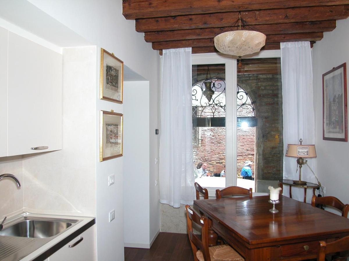 Ferienwohnung Al Pozzo Dei Scoacamini, 100 M From San Marco, Ground Floor Venedig Exterior foto