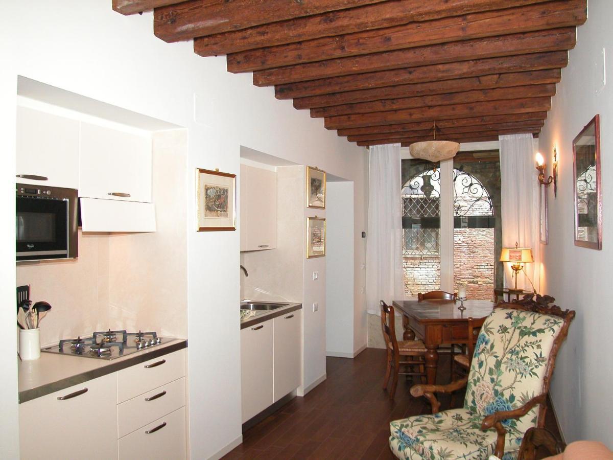 Ferienwohnung Al Pozzo Dei Scoacamini, 100 M From San Marco, Ground Floor Venedig Exterior foto